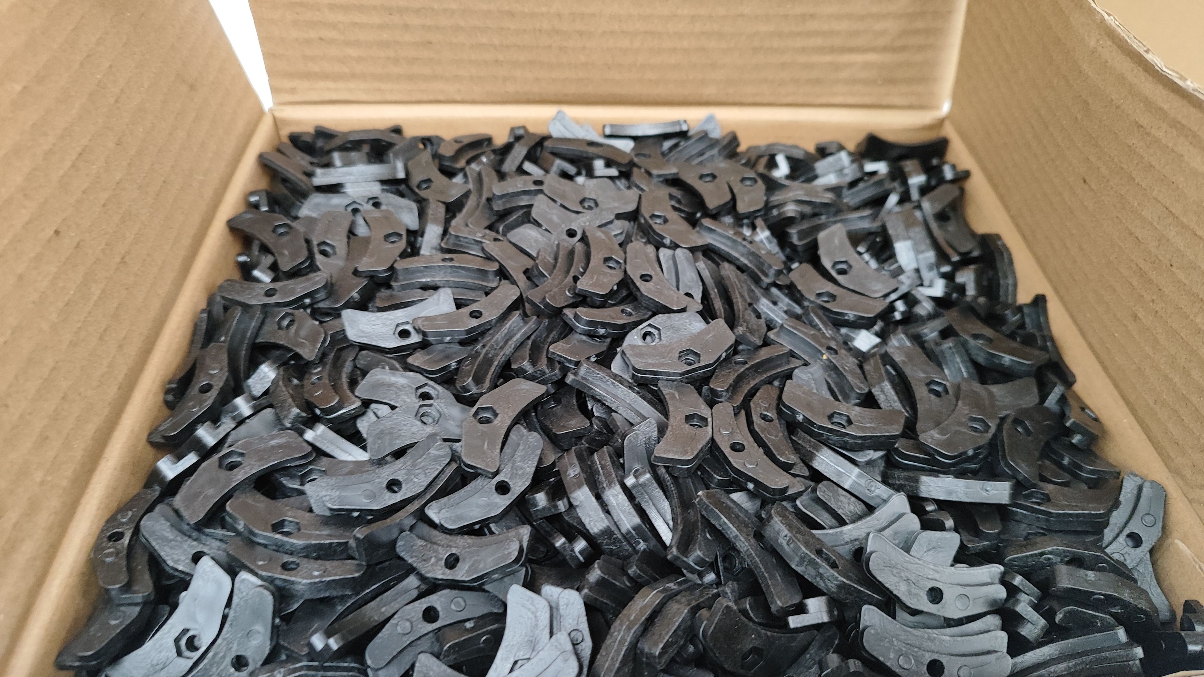 Serie de piezas negras curvas en una caja